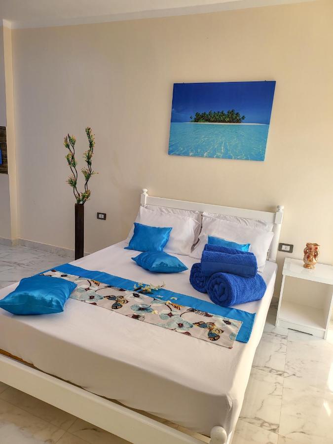 Bluehouse Near The Sea Redsealine
